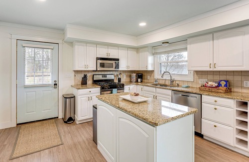 Lowell House | Private Beach, 3,000 Sq Ft: Murray Lake Retreat!