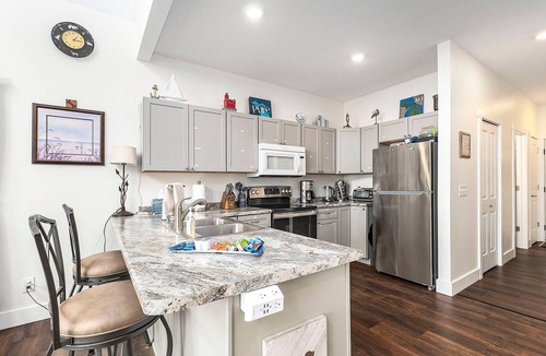 Arcadia House | 🌅 Private Beach + Lake Views Pet-Friendly Chalet ➠ 18396