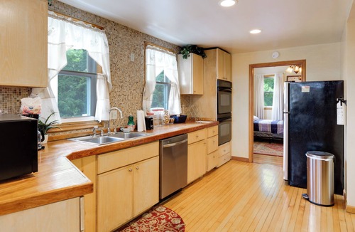 CUF Apartment | Private Deck & City Views! Spacious Cincinnati Apt
