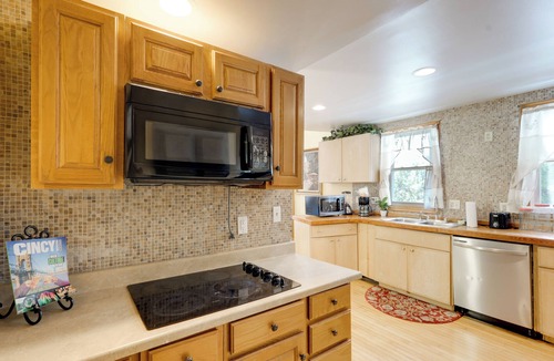 CUF Apartment | Private Deck & City Views! Spacious Cincinnati Apt