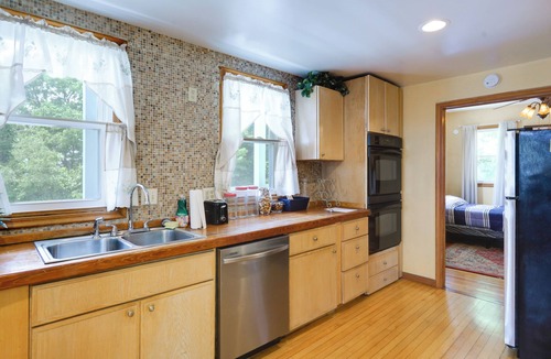 CUF Apartment | Private Deck & City Views! Spacious Cincinnati Apt