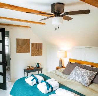 South Bend House | Profs Riverside Haven Art & Style Sleeps 10