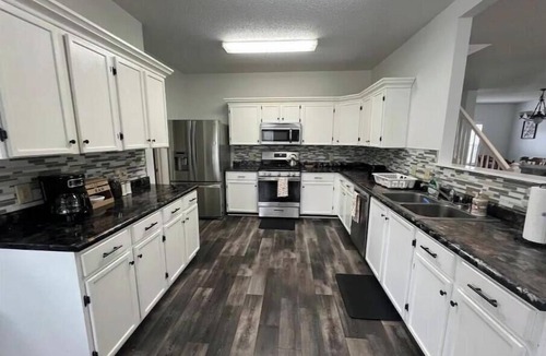 Fishers House | PROMO 10% WEEKLY/15% MONTHLY DISCOUNT! 4 King Beds, Jacuzzi, Easy Highway Access