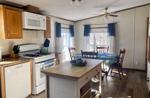 Helmer House | Quiet cottage on a private lake: kayaks, paddle boat, large yard