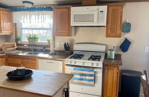 Helmer House | Quiet cottage on a private lake: kayaks, paddle boat, large yard