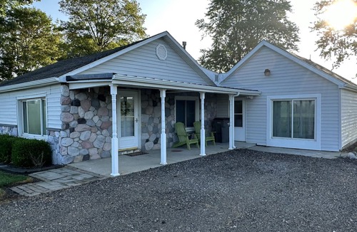 Nappanee House | Quiet Country Retreat East of Nappanee — Relax, Recharge, and Unwind