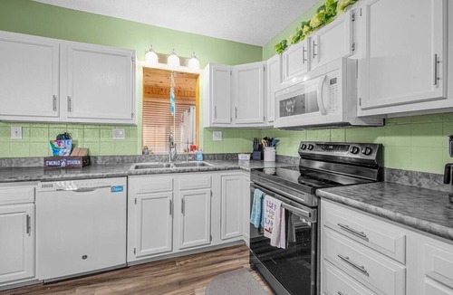 Crystal House | Rare 9BR Luxury Retreat | Hot Tub | Game Room