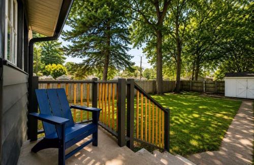 Indianapolis House | Red Door Cottage of Broad Ripple- Great Location Family Friendly
