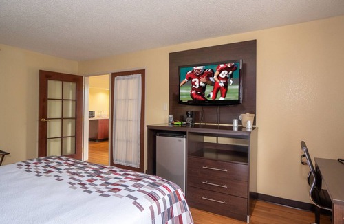 Wayne Hotel | Red Roof Inn & Suites Indianapolis Airport