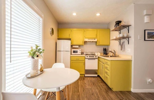 Avoca Condo | Retro Modern Retreat