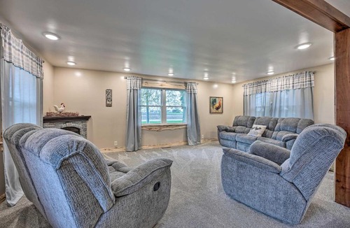 Goshen House | 'Rise and Shine Farm' in Goshen w/BBQ & Fire Pit!