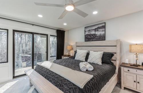 Niles House | RiverEdge Haven Hot Tub, 5 Beds, Kayaks Near ND