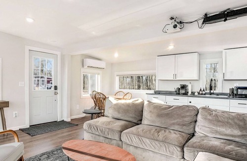 Northview House | River’s Edge Retreat Cozy Waterfront Getaway - Waterfront for your city stay!