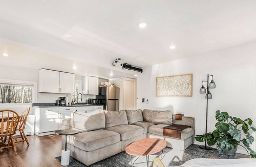 Northview House | River’s Edge Retreat Cozy Waterfront Getaway - Waterfront for your city stay!