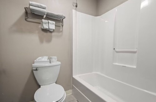 El Paso Hotel | Roadside Comfort Stop, Easy Highway Access | Near Bloomington & Peoria