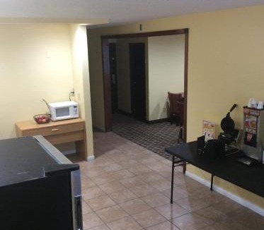 Whitehall Hotel | Rodeway Inn Whitehall