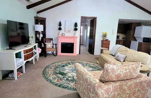 Paw Paw Cottage | Romantic 1 BR Lakeside Cottage w/KING BED