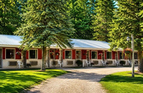 Grayling House | Room 21-2 Queen Suite-Woodland Motor Lodge