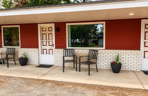 Grayling House | Room 23-2 Queen Suite-Woodland Motor Lodge