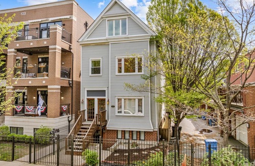 Wrigleyville Apartment | Root! Root! Root! For the Home Team in this Modern Studio