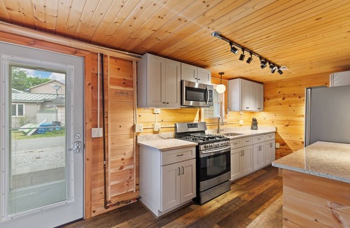 Manitou Beach-Devils Lake Cottage | Round Lake Cozy Getaway 3-bedroom cottage Sleeps 6 with optional Pontoon Boat