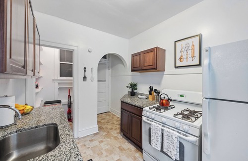 Berwyn Apartment | Rustic APT/Near Hosp/25mins to ORD/MDW/DT/Free Parking & WIFI