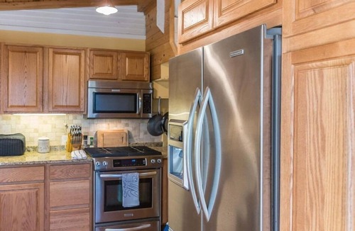 Grand Haven Cottage | Rustic Private Cottage w/4 Bedrooms + Close to