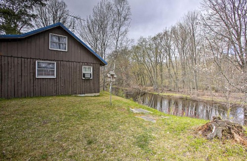 Moorestown House | Rustic River View Cabin w/Fire Pit, Games & Grill