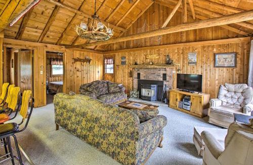 Moorestown House | Rustic River View Cabin w/Fire Pit, Games & Grill