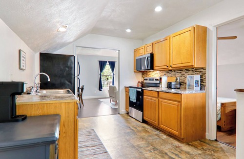 Lincoln Apartment | Safe, No Cleaning Fee, Fully Furnished Detached Garage Guesthouse