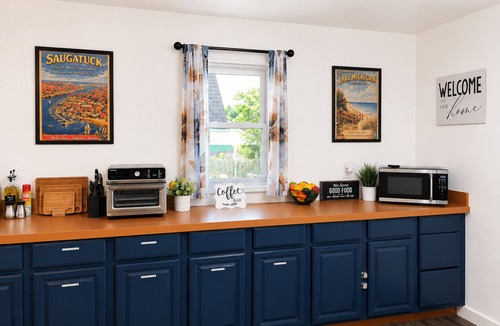 Fennville House | Sale~FennVilla ● Lake Michigan ● Saugatuck ● South Haven ● Wineries ● 3 Dogs✓