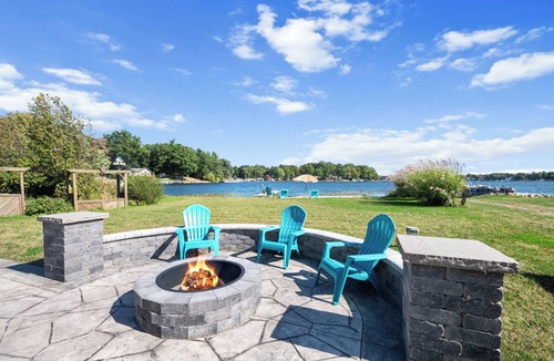 Lakeview House | Sandy Beachfront Lakehouse with Amazing Views!