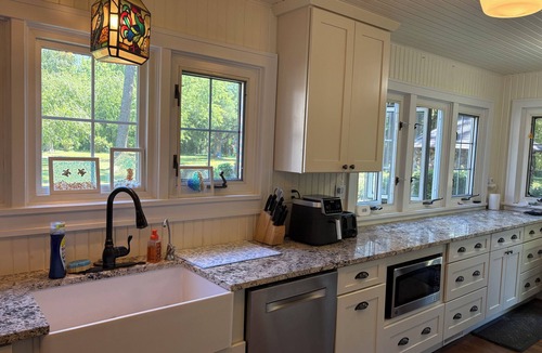 Hartford Cabin | Secluded Lodge on a Private Lake! - 7 Bedrooms with Private Sports Court
