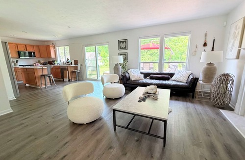 Rockford House | Serene 4-bedroom and 2.5 bathroom house charming Rockford
