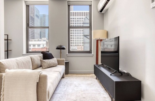 The Loop Apartment | Serene Loop 1BR w/Gym, Roof & Lounge, same block as L, by Blueground