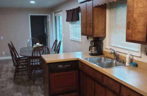 Muncie House | short walk to Ball State University Campus - Quiet Neighborhood