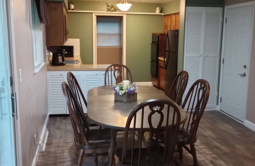 Muncie House | short walk to Ball State University Campus - Quiet Neighborhood
