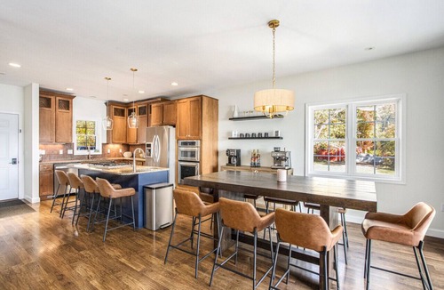 Sister Lakes House | Sister Lakes 7 bedroom with Game room, Hot tub, Basketball and amazing views