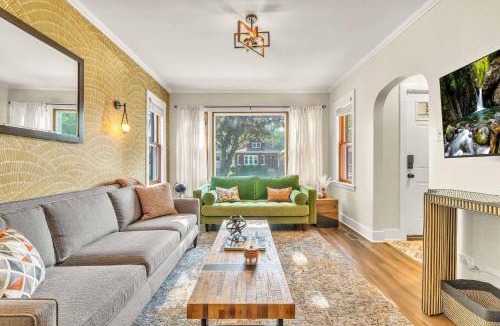 Brookfield House | Sleeps 10 + Coffee bar + Game Room + Train to CHGO