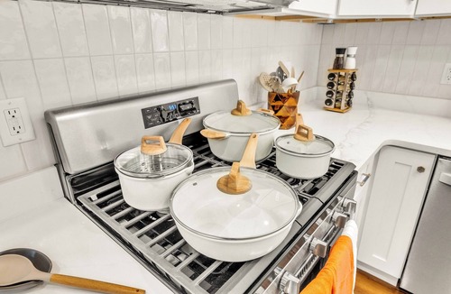 Brookfield House | Sleeps 10 + Coffee bar + Game Room + Train to CHGO - Holiday Home