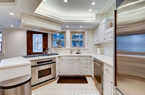 Meridian-Kessler House | Sleeps 11- Rooftop Balcony!