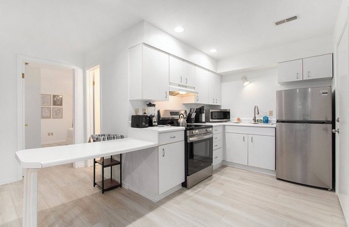 Harbert House | Sleeps 18 | Private Building | 3 Min to Warren Dunes |