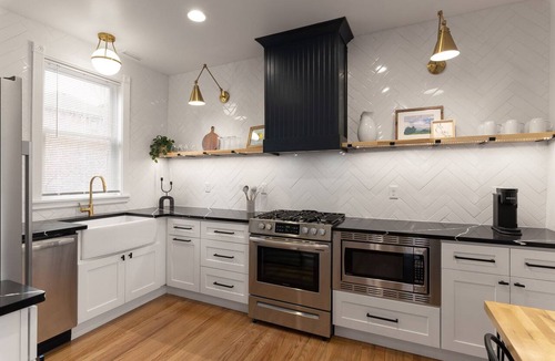 Walnut Hills House | Sleeps 20: Historic Home with Driveway Parking Near Downtown, 40 Min from Ark