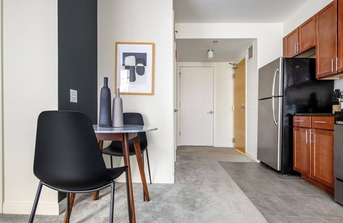 Downtown Chicago Apartment | Smart Loop Studio w/Pool, Gym, nr. Merchandise Mart & L, by Blueground