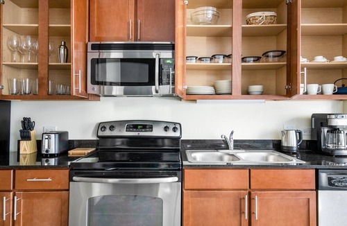 Downtown Chicago Apartment | Smart Loop Studio w/Pool, Gym, nr. Merchandise Mart & L, by Blueground