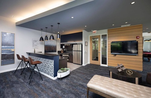 Downtown Chicago Apartment | Smart Loop Studio w/Pool, Gym, nr. Merchandise Mart & L, by Blueground