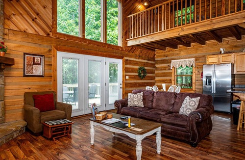 Helmsburg Cabin | Snuggled Inn | Private Brown County Log Cabin on 12 Wooded Acres