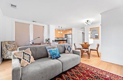 Buena Park Apartment | Spacious 2 BDR + 2 BTH Condo near Wrigley Field!