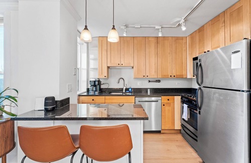Buena Park Apartment | Spacious 2 BDR + 2 BTH Condo near Wrigley Field!