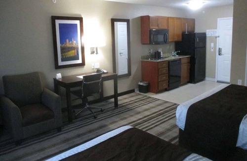 Crawfordsville Hotel | Spacious 2 Queen Beds with Kitchen | Near Crawfordsville Downtown